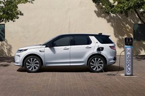 Un Discovery Sport con un cargador JuiceBox de Endesa X